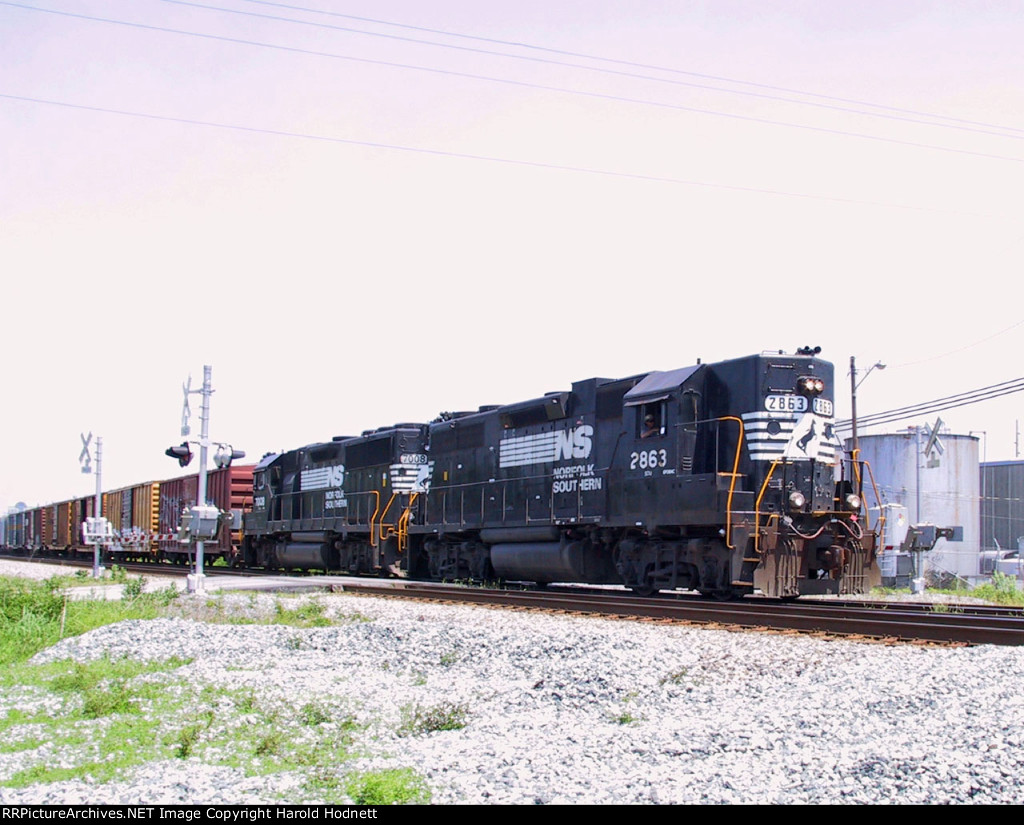 NS 2863 & 7008 lead a local northbound